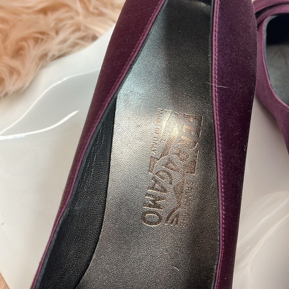 FERRAGAMO DARK PLUM SATIN HEEL - Picture 9 of 12